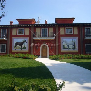 Cavalli dipinti ad affresco su facciata esterna