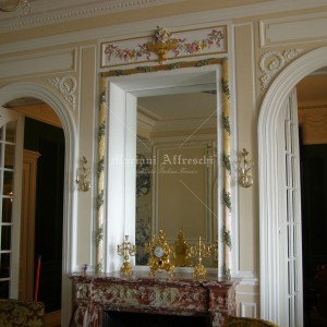 Décor polychromatique et à la feuille d’or de stucs et cadres en plâtre. Villa privée, Monte-Carlo.