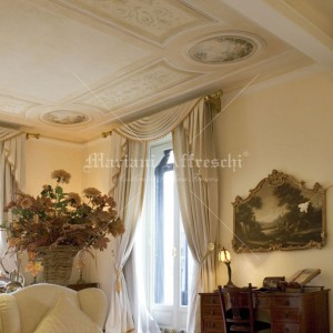 Friese und klassische Dekorationen an der Decke in einer Privatwohnung