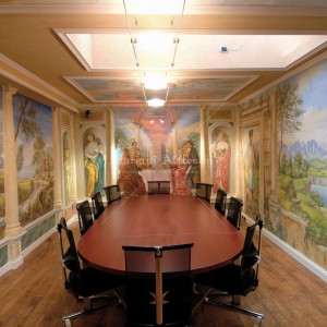Фрески в стиле Tiepolo, наклеенные на стены и потолки. Зал собраний в компании Salionti